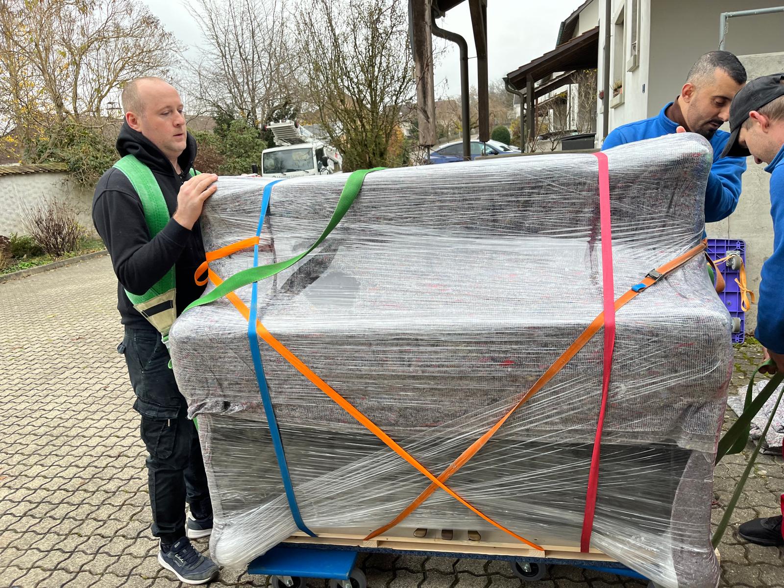 Sorgfältiger Transport eines Klavier